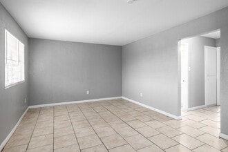 Lawton Courtyard Apartments in Lawton, OK - Foto de edificio - Interior Photo