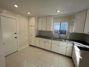 1110 W 92nd St in Los Angeles, CA - Building Photo - Building Photo