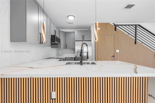 2121 NW 45th St in Miami, FL - Foto de edificio - Building Photo