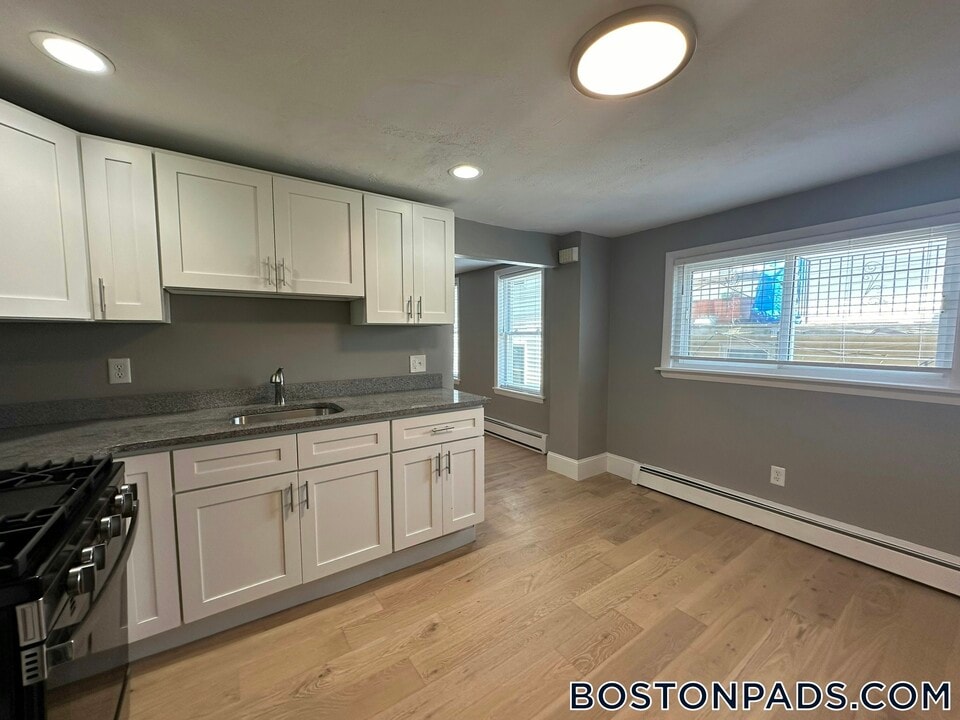 43 Cottage St in Boston, MA - Building Photo