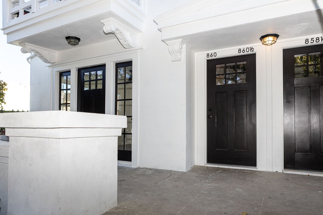 858 N Virgil Ave in Los Angeles, CA - Building Photo