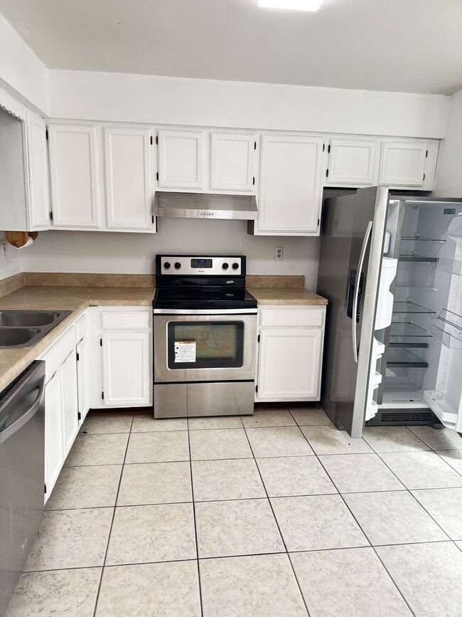 811 Christa Ct in Virginia Beach, VA - Building Photo - Building Photo