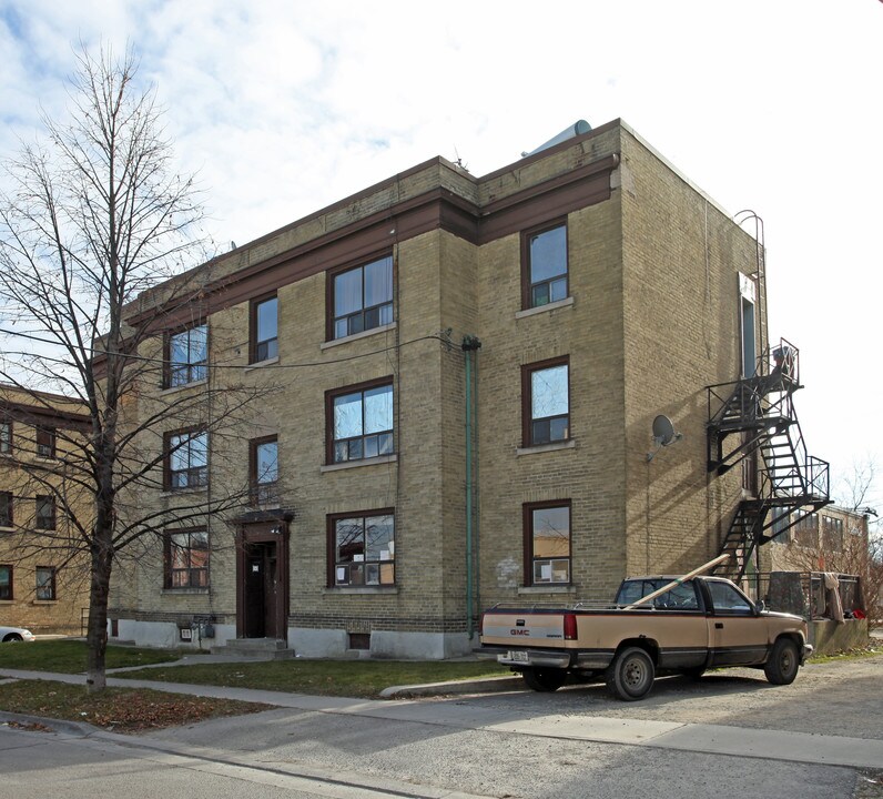 9 Quebec St in Oshawa, ON - Building Photo
