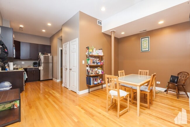 705 N Milwaukee Ave in Chicago, IL - Foto de edificio - Building Photo