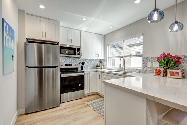 940 Law St in San Diego, CA - Building Photo - Building Photo