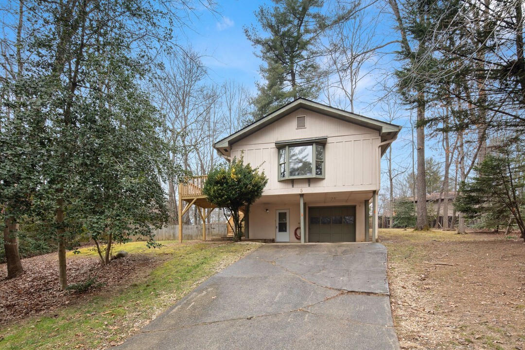 5 Redfern Ct in Fletcher, NC - Building Photo