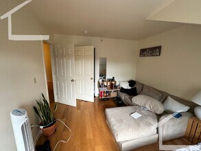 34 Raymond St, Unit 3 in Boston, MA - Foto de edificio - Building Photo