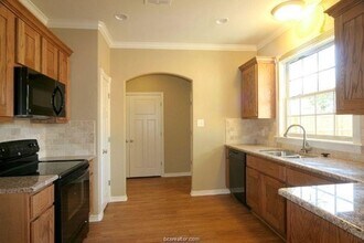 4103 Whispering Creek Dr in College Station, TX - Foto de edificio - Building Photo