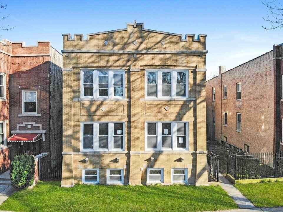 5731 N Washtenaw Ave in Chicago, IL - Foto de edificio