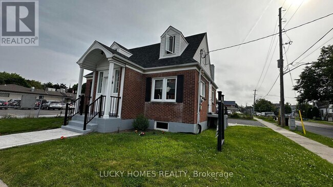 157 Centre St S in Oshawa, ON - Building Photo - Building Photo