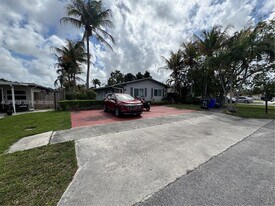 6322 Eaton St in Hollywood, FL - Building Photo