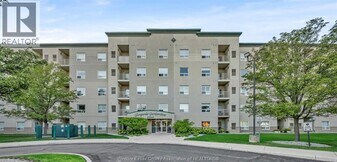 5000 Wyandotte St E in Windsor, ON - Building Photo