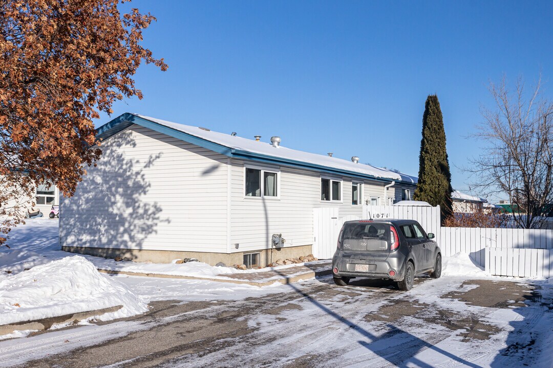 1097 Millbourne Road East NW in Edmonton, AB - Building Photo