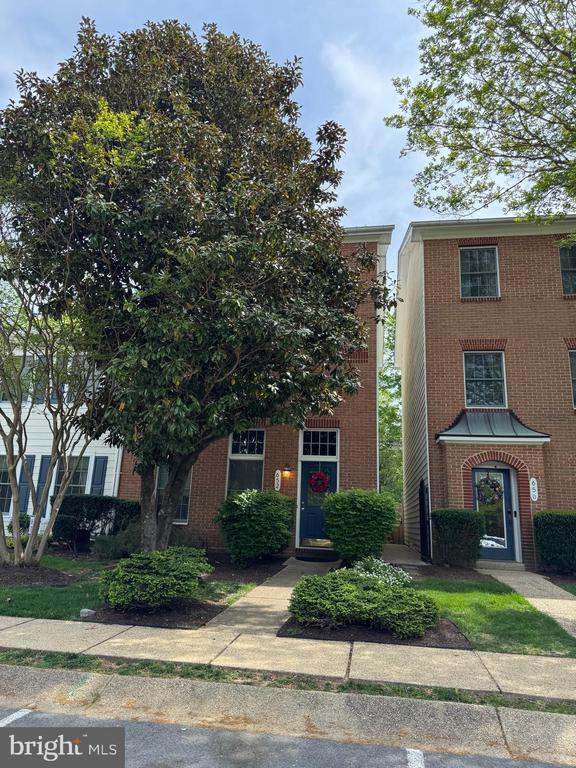 property at 652 Currant Ct