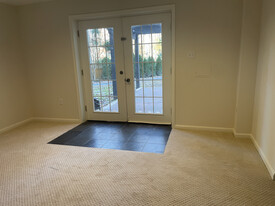 12720 Knightsbridge Dr in Woodbridge, VA - Building Photo