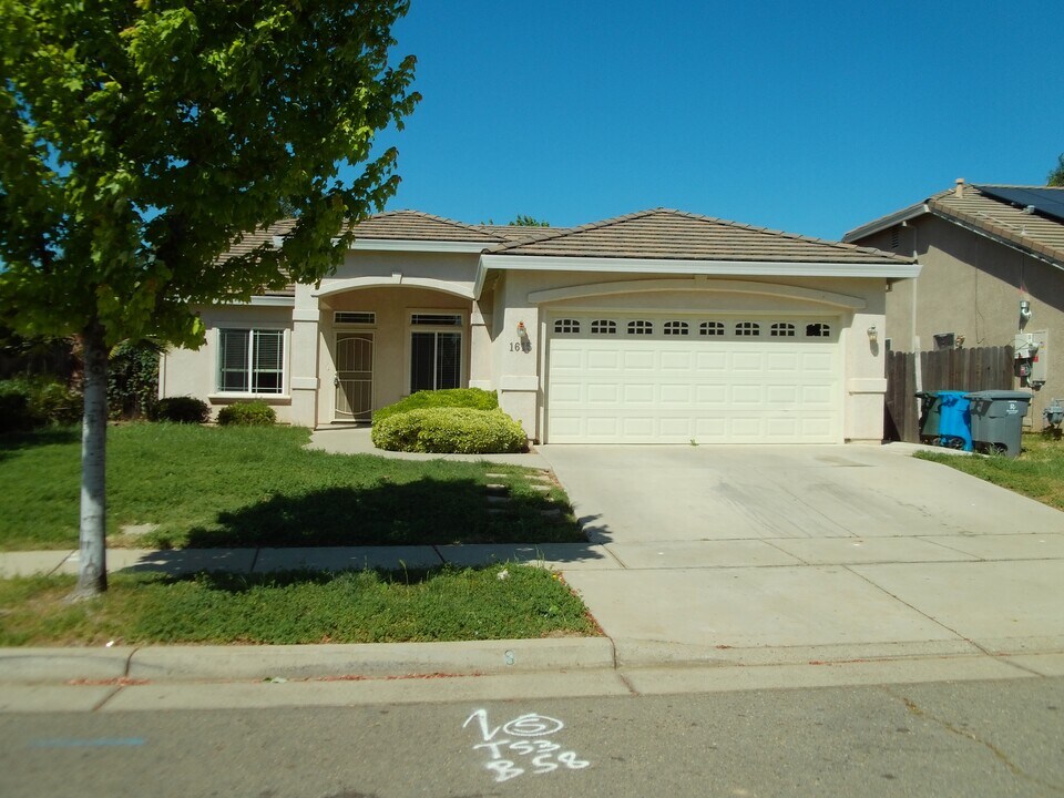 1615 Bay Dr in Yuba City, CA - Building Photo