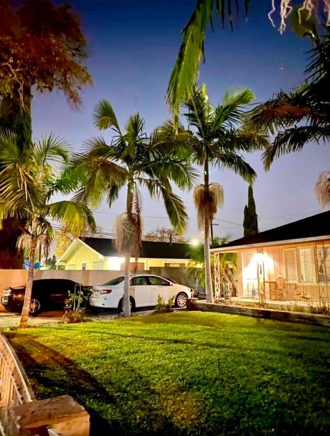 707 N Baker St in Santa Ana, CA - Foto de edificio - Building Photo
