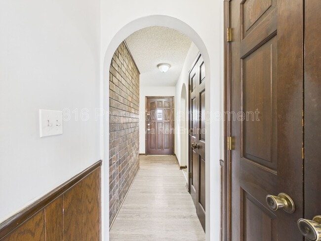3929 S Carriage Ln in Independence, MO - Foto de edificio - Building Photo