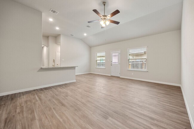 352 Emma Dr in Canyon Lake, TX - Building Photo - Building Photo