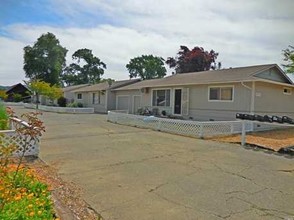 301-331 Creekside Dr in Willits, CA - Building Photo - Building Photo