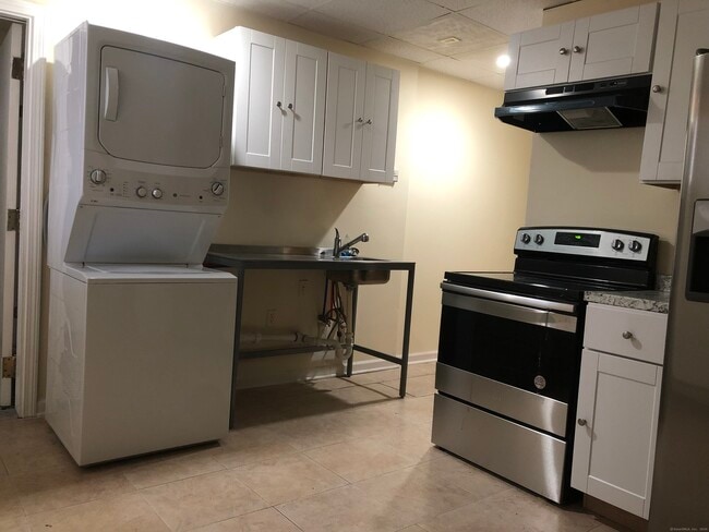 1399 State St in New Haven, CT - Building Photo - Building Photo