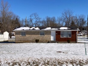 1934 S Wilson Rd in Radcliff, KY - Foto de edificio - Building Photo