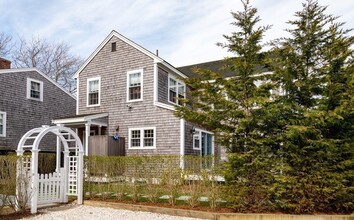 49 Pine St in Nantucket, MA - Foto de edificio - Building Photo