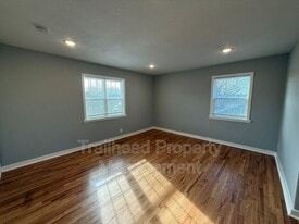 300 E Gregory Blvd in Kansas City, MO - Building Photo