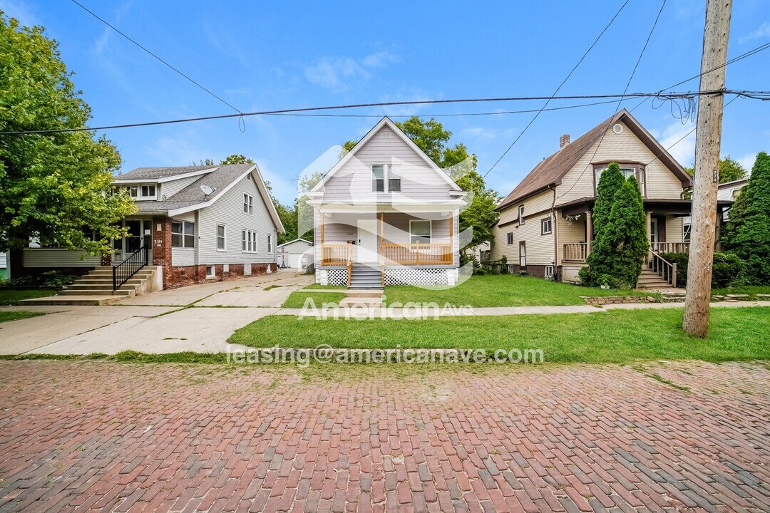 2140 N Maryland Ave in Peoria, IL - Building Photo