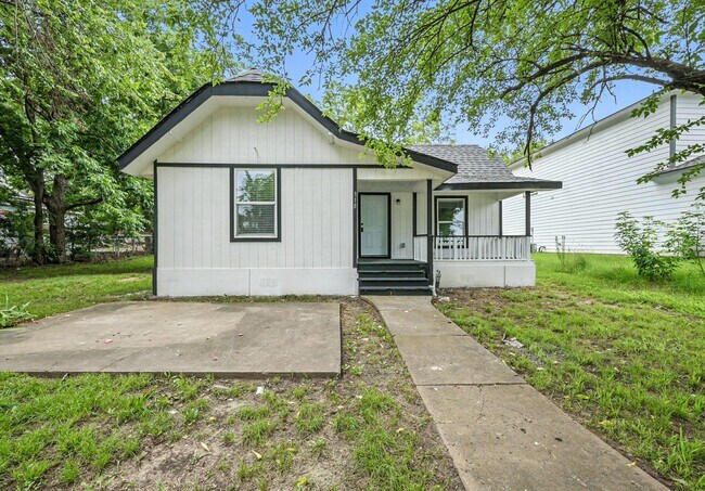 property at 318 E Shepherd St