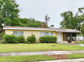 1203 N Lavon Ave in Kissimmee, FL - Building Photo