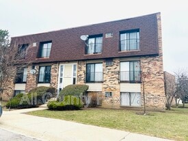 174 S Waters Edge Dr in Glendale Heights, IL - Building Photo