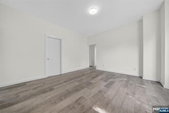 66 Boulevard in New Milford, NJ - Foto de edificio - Building Photo