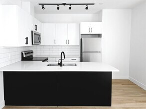 9207-9117 117 Ave NW in Edmonton, AB - Building Photo - Building Photo