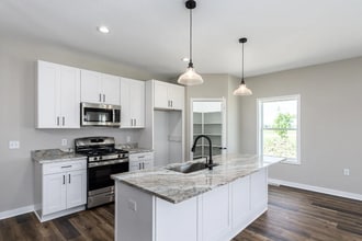 946 Kings Dr in Brownsville, WI - Building Photo - Building Photo
