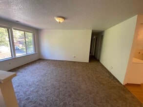 1298 NE Lincoln St in Roseburg, OR - Building Photo - Building Photo