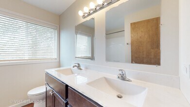 29W542 Country Ridge Dr in Warrenville, IL - Building Photo - Building Photo