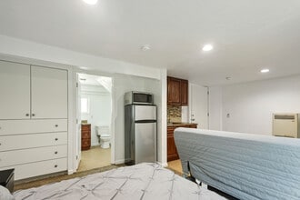 1238 S Mullen Ave, Unit Studio in Los Angeles, CA - Building Photo - Building Photo