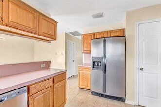 8406 Vistadale Dr in Humble, TX - Foto de edificio - Building Photo