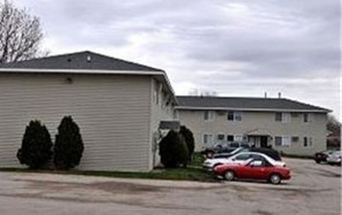 220 Sugar Creek Ln in North Liberty, IA - Building Photo