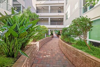 Avenue 64 in Emeryville, CA - Foto de edificio - Building Photo