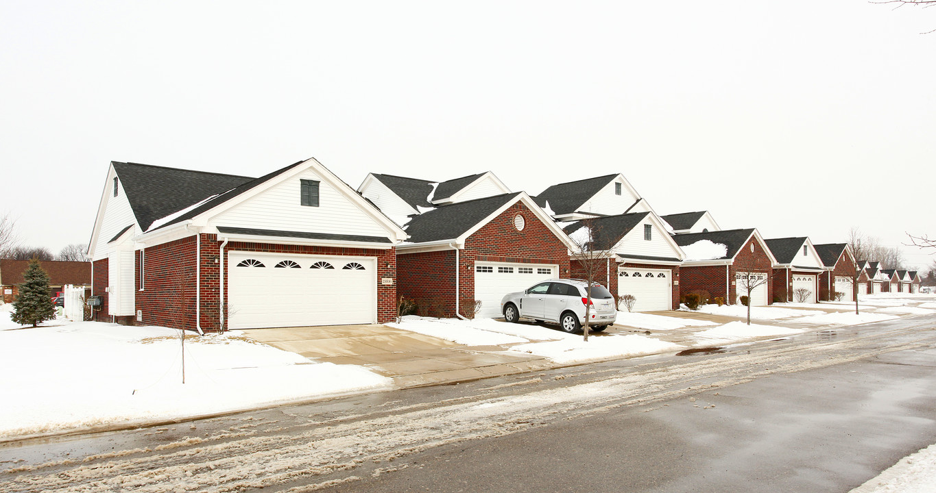 Pinewood Commons in Taylor, MI - Building Photo