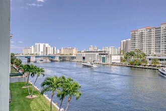 2900 NE 30th St in Fort Lauderdale, FL - Foto de edificio - Building Photo