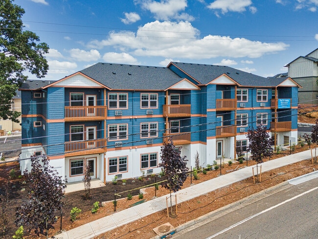 WHITE OAK LUXURY APARTMENTS in Salem, OR - Building Photo - Building Photo