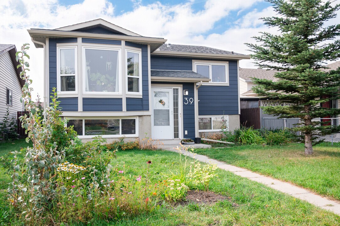 39 Whitworth Rd NE in Calgary, AB - Building Photo