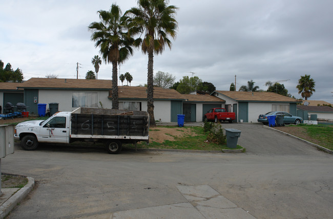 321-327 Del Rio Way in Vista, CA - Building Photo - Building Photo