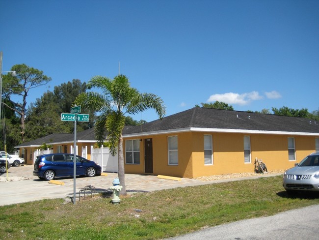 5446 Kensington St in Sarasota, FL - Building Photo - Building Photo