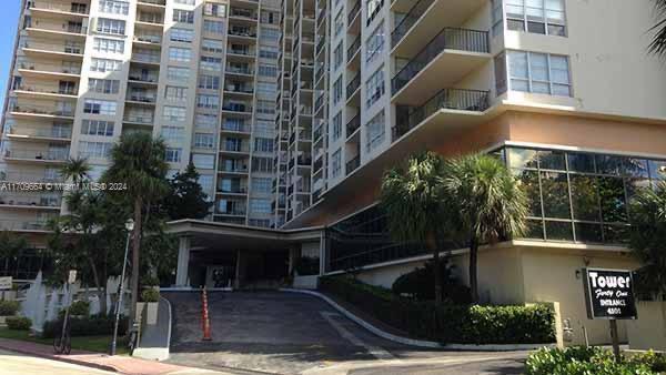 4101 Pine Tree Dr, Unit 605 in Miami, FL - Building Photo - Building Photo