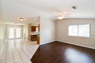 8257 Knotts Landing Dr N in Jacksonville, FL - Building Photo - Building Photo