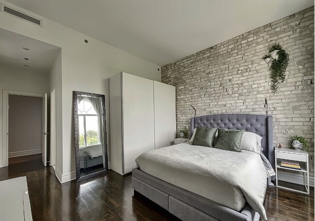 property at 8 Dufferin Rue